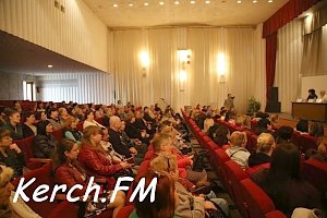 В Керчи в школе №5 детей заставляют заниматься физкультурой в носках