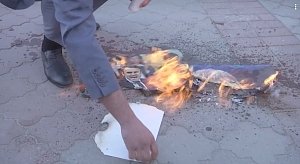 Участники акции в центре Симферополя сожгли портреты представителей НАТО, выразив протест американо-англо-французской агрессии в Сирии