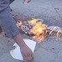 Участники акции в центре Симферополя сожгли портреты представителей НАТО, выразив протест американо-англо-французской агрессии в Сирии