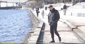 Полицейский из Крыма получил награду за спасение человека, упавшего в холодное море