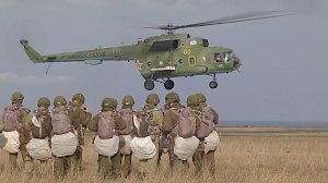 400 морских пехотинцев-черноморцев прыгнули с парашютом