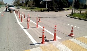 На нерегулируемых пешеходных переходах установили сигнальные столбики