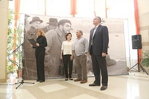 Сын Эрнесто Че Гевары открыл фотовыставку о своё отце в Крыму