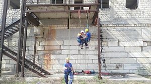 Крымские спасатели провели тренировку по эвакуации потерпевших в горах