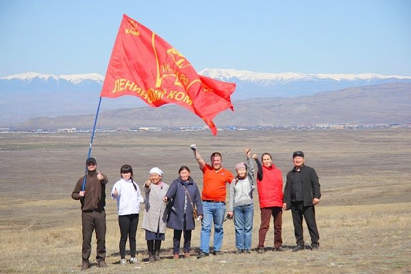 Тувинские коммунисты и комсомольцы провели субботник в Кызыле