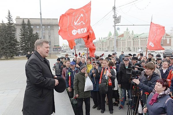 Новосибирский Обком КПРФ провел торжественное возложение цветов к памятнику Ленина