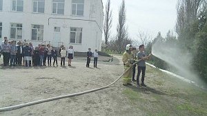 Сотрудники МЧС сообщили крымским школьникам о мерах безопасности в случае чрезвычайной ситуации