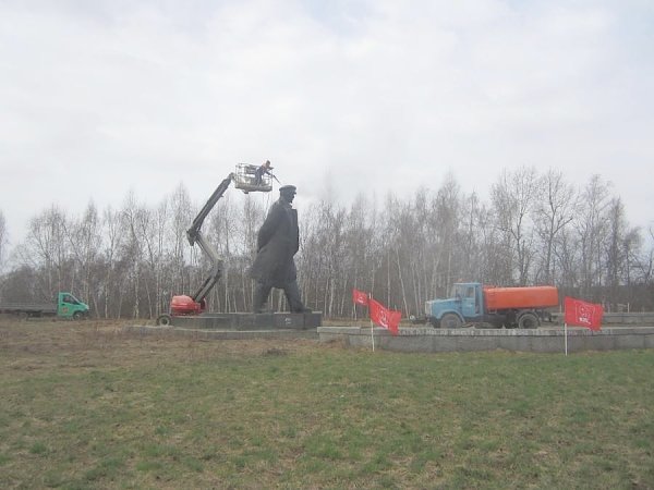 Московская область. Коммунисты Ленинского района провели субботник у монумента Шагающий Ленин