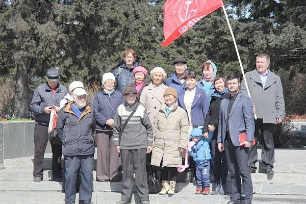 Кызылские коммунисты возложили цветы к памятнику В.И. Ленина