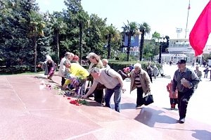 В Ялте день рождения вождя отметили митингом