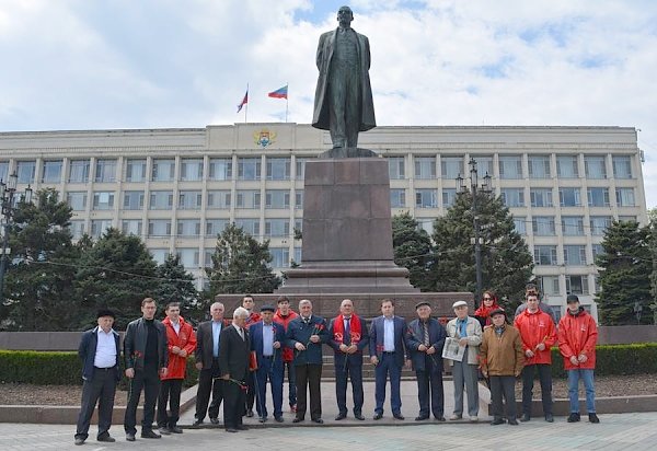 Республика Дагестан. Коммунисты возложили цветы к памятнику В.И. Ленину