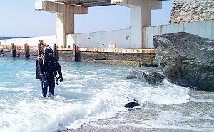 Водолазы продолжают очищать пляжные акватории в Крыму