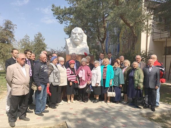 Краснодарский край. В Тамани по инициативе местных коммунистов восстановлен памятник В.И. Ленину