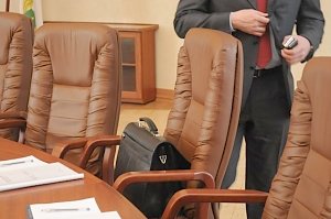 В Крыму зашатались кресла под двумя высокопоставленными чиновниками