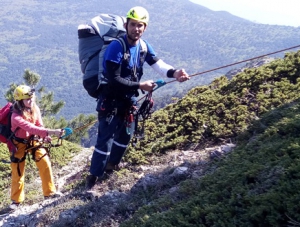 Спасатели Крыма оказали помощь парапланеристке в горах