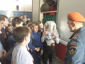 В преддверии Дня пожарной охраны севастопольские спасатели проводят экскурсии в пожарных частях
