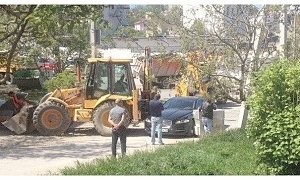 В Севастополе экскаватор "впечатал" Jaguar в бетонные блоки