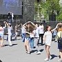 На площади Нахимова учили танцевать