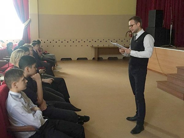 Лидер Ленинского комсомола Владимир Исаков провёл урок мужества в химкинской гимназии
