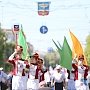 Тысячи жителей Крыма праздничным шествием отмечают День Весны и Труда