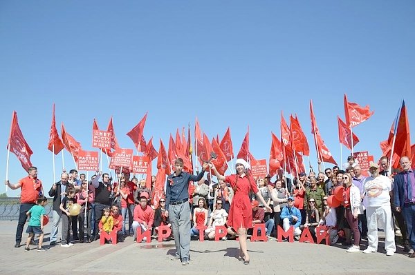 Астраханские коммунисты участвовали в общегородском первомайском митинге