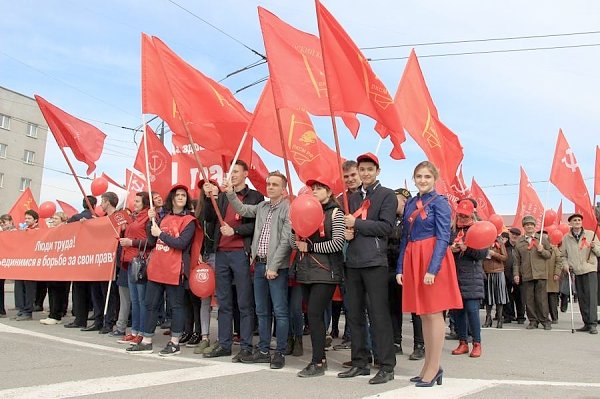 Первомайское шествие и митинг в Томске собрали более пятисот человек