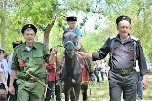 Юные крымские казаки прошли традиционный обряд взросления в столице Крыма