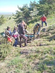 Крымские спасатели и представители духовенства восстановили поклонный крест на вершине горы Чатыр-Даг