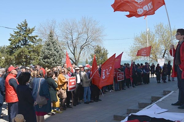 "Мы - люди труда!". Коммунисты Дагестана отметили Первомай