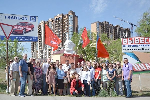 Астраханские коммунисты возложили венок и цветы к памятнику Карлу Марксу