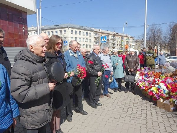 Коммунисты Кузбасса в 40-й день после трагедии в «ТЦ Зимняя Вишня» возложили цветы к народному мемориалу