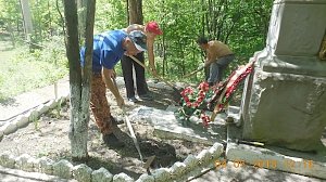 Сотрудники МЧС продолжают работу по облагораживанию памятных мест, находящихся в удаленной горно-лесной местности