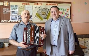 Раздольненский район подарил музыкальный инструмент ансамблю «Саратовские гармоники»