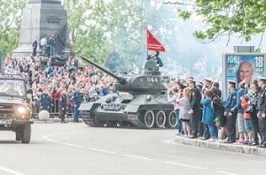 Парад Победы в Севастополе возглавила легендарная «тридцатьчетверка»