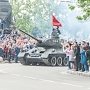 Парад Победы в Севастополе возглавила легендарная «тридцатьчетверка»
