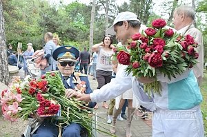 Участники «Бессмертного полка» в Симферополе почтили память погибших в ВОВ