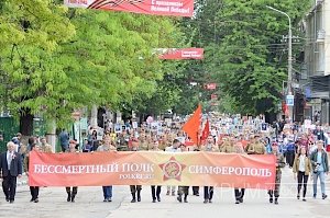 Десятки тыс. крымчан прошли колоннами «Бессмертного полка» по улицам Симферополя