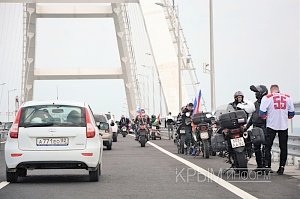 Байкеры остановились для массового селфи посреди Крымского моста вопреки правилам