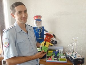 В МВД по Республике Крым выбраны лучшие работы участников детского творческого конкурса «Полицейский Дядя Степа»