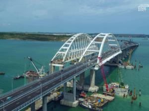 Около 21 тыс. транспортных средств проехали по Крымскому мосту за сутки после открытия
