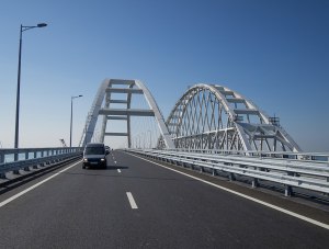 За первые сутки по Крымскому мосту проехали более 20 тысяч автомобилей