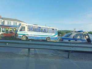 Два человека пострадали при столкновении легкового автомобиля и автобуса в Старом Крыму