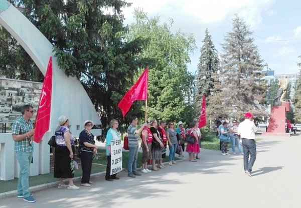 Саратов. Коммунисты провели митинг в поддержку трудящихся завода «РМК»