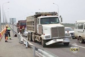 Повреждённое грузовиком ограждение на путепроводе у Крымского моста заменили за несколько часов
