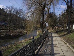 На набережной вдоль Салгира продолжают убирать сухие ветки