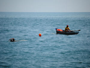 Крымские спасатели оказали помощь жителю Санкт-Петербурга на весельной лодке вернуться к берегу