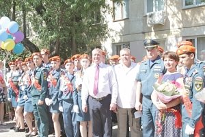 Сотрудники чрезвычайного ведомства поздравили учащихся кадетских классов МЧС России с окончанием учебного года