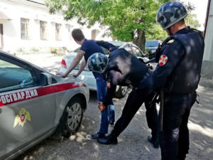 В Керчи сотрудники Росгвардии задержали бандита, находящегося в розыске