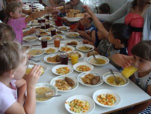 Половина поставщиков продуктов питания в детские лагеря работают с нарушениями норм