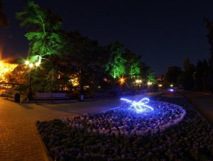 Три светящихся «стрекозы» появились на Приморском бульваре в Севастополе